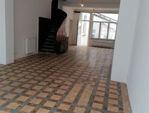                                         Bâtiment commercial à louer à Forest, € 3.500
