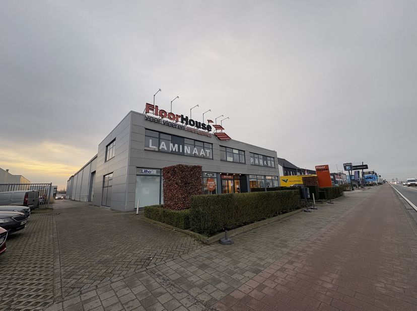 Floorhouse heeft recent een nieuwe winkel geopend aan de Boomsesteenweg in Wilrijk. Hierdoor komt de oorspronkelijke locatie, inclusief het logistieke