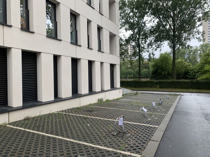 ANDERLECHT, à proximité du parc Astrid, avec accès aisé vers les grands axes et les transports (métro Veeweyde) LOT DE 5 EMPLACEMENTS DE PARKING extér