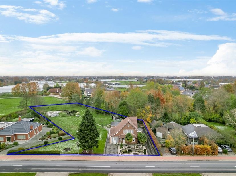 Te moderniseren woning met ruime garage / werkhuis op een knap perceel van 3690 m², gunstig gelegen te Sint-Katelijne-Waver.&lt;br /&gt;
Deze open gezinswon