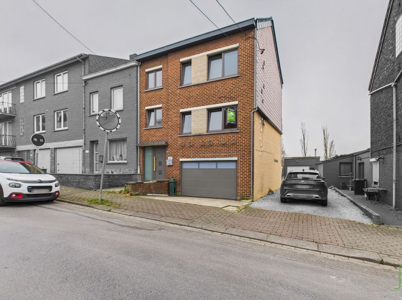 Offre àpd 175.000euro. Située à deux pas du centre de Tamines et de toutes les commodités, cette maison bel-étage à létat de gros uvre constitue une o