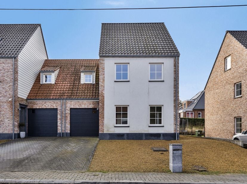 Knappe, moderne (2014) woning in pastorijstijl (houtskeletbouw - HOB) met vier slaapkamers, garage, terras en tuin (met tuinhuisje) op een perceel van