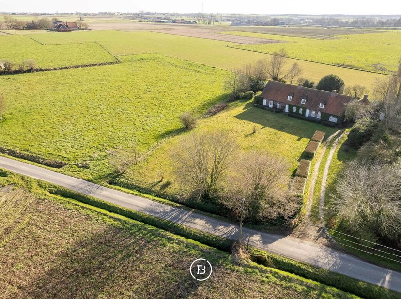 Deze te renoveren hoeve geniet van een grondoppervlakte van zon 3.250 m² en een groene landelijke omgeving met privacy.&lt;br /&gt;
Het woonhuis biedt veel