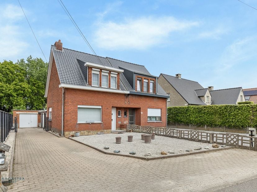 Op een uitstekende locatie te Putte (Beerzel) bevindt zich deze op te frissen woning met 2 slaapkamers en garage. U bevindt zich hier in een rustige s