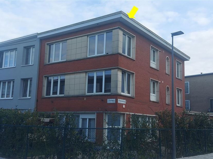 Bezichtigen kan enkel via de huuraanvraag op www.immodyck.be. Geen telefonische afspraken mogelijk.&lt;br /&gt;
Gerenoveerd hoekappartement op de 2° verdiep