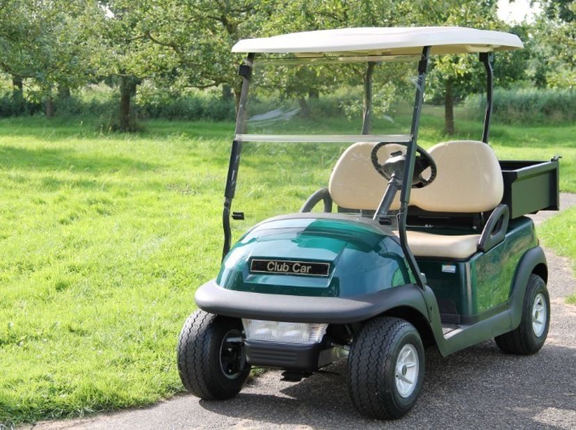 Gemakkelijk bereikbare staanplaats voor de golfkar vlakbij de Kustlaan aan de minigolf in het Zoute.&lt;br /&gt;
Elektrische fietsen kunnen ook. Contacteer