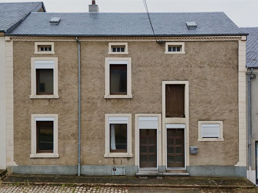 Juliet Immo vous propose cette maison à rénover située à Ethe, offrant un potentiel unique pour créer un espace de vie à votre image. D&#039;une superficie