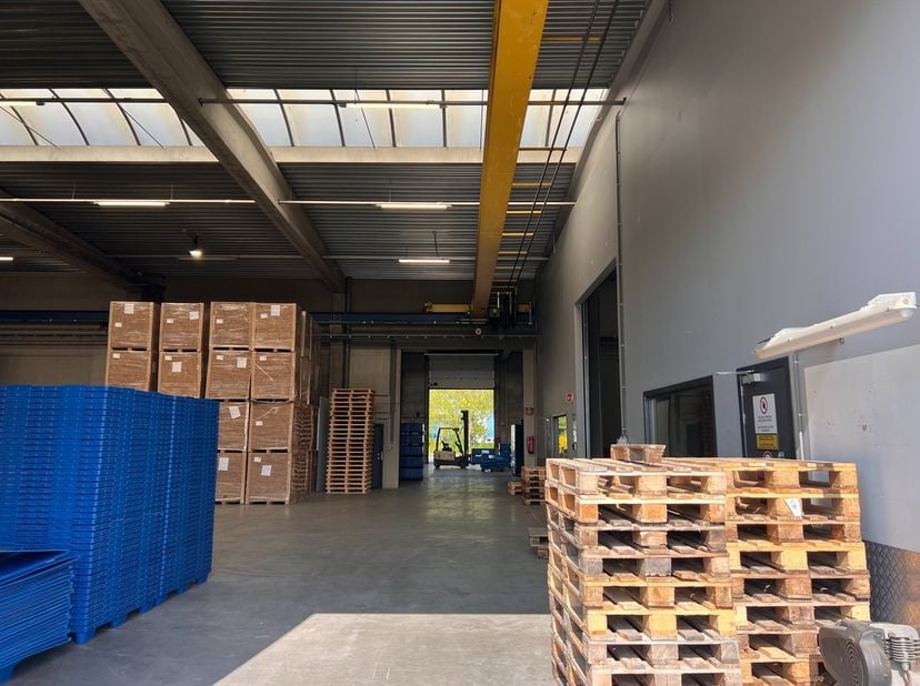 Magazijn van 1.345m², met kantoor van 589m² en buitenterrein van 3.000m² in de haven van Gent. &lt;br /&gt;
&lt;br /&gt;
Kenmerken: &lt;br /&gt;
&lt;br /&gt;
	-2 rolbruggen: