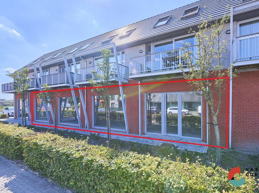 Handelspand op toplocatie met een oppervlakte van 428 m². Het pand is gelegen aan een drukke verbindingsweg tussen Overpelt-centrum en Neerpelt-centru