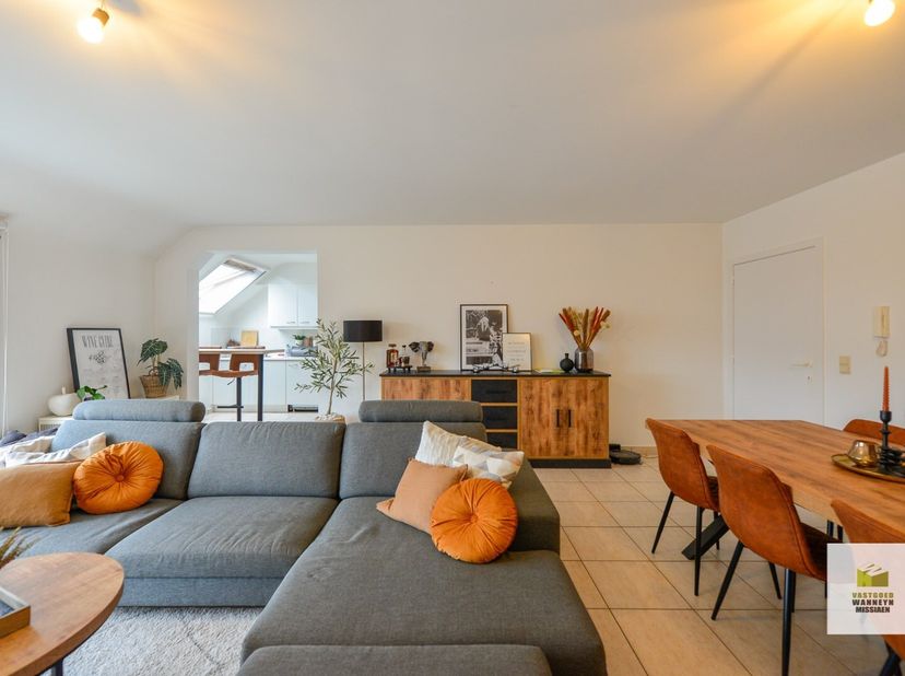 Op rustige ligging en op wandelafstand van de markt van Zwevezele en het Kasteelpark, bevindt zich dit appartement op de tweede verdieping.&lt;br /&gt;
Inde