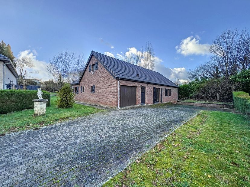 Découvrez ce bungalow 4 façades à rénover, présenté par Nigel IMMO, un havre de paix à Rocourt !&lt;br /&gt;
Nichée dans un clos résidentiel, cette maison d