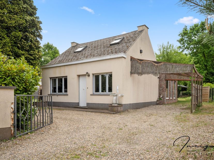 Deze charmante woning ligt in een rustige omgeving en beschikt over een ruime tuin van maar liefst 8 are en 55 centiare. Bij binnenkomst in de woning