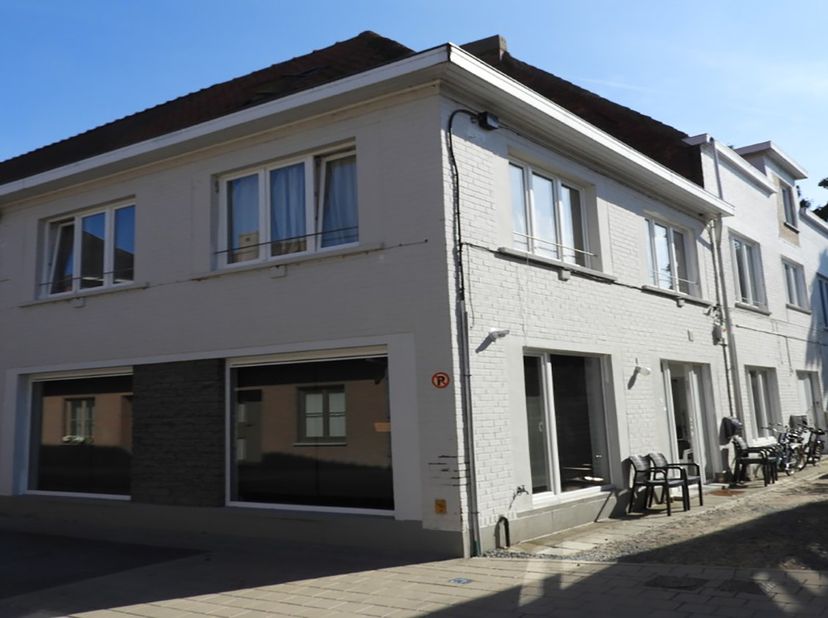 Opbrengsteigendom bestaande uit 5 identiteiten en 1 garage.&lt;br /&gt;
In het centrum van Wingene vinden we dit gebouw bestaande uit een woning met 4 slaap