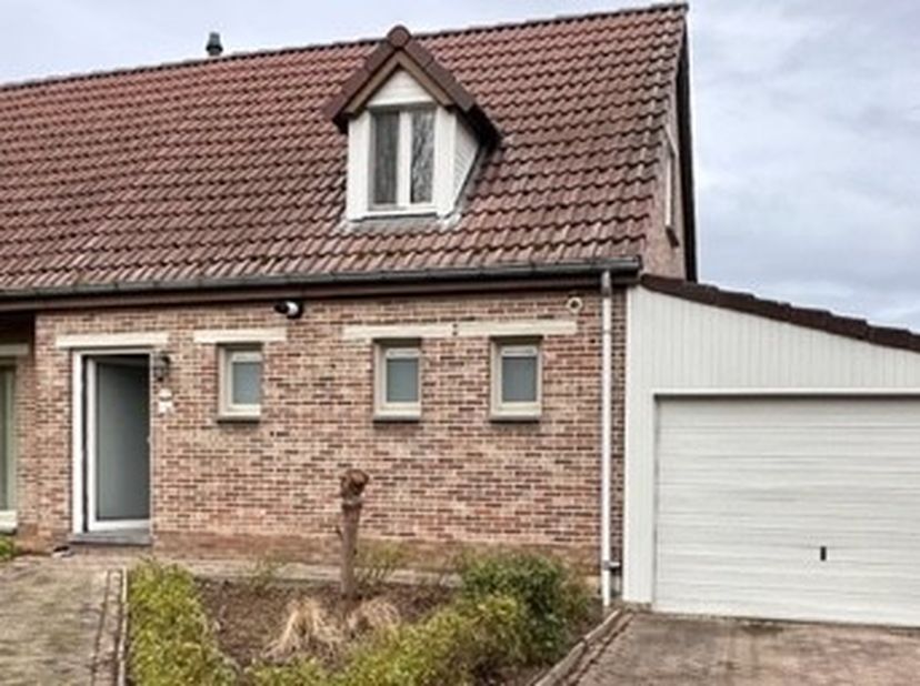 Mooie losstaande eengezinswoning op as Tienen - Sint-Truiden. Makkelijke aansluiting naar E40 richting Leuven / Brussel. &lt;br /&gt;
Woning is in zeer goed
