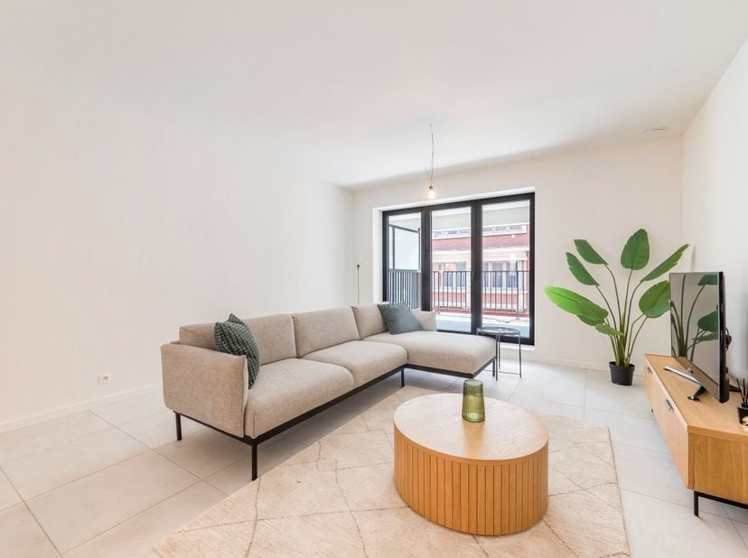 Ontdek dit prachtige appartement in het nieuwbouwproject JUUT, gelegen op een steenworp van de Schelde. Dit stijlvolle project combineert modern comfo