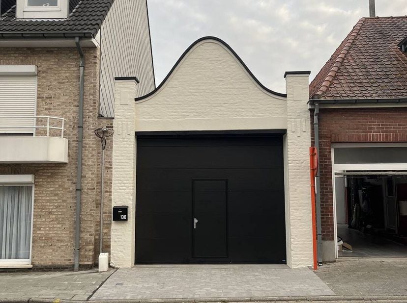 Gerenoveerd magazijn van 172 m² te koop in het centrum van Zwevezele.&lt;br /&gt;
Afmetingen:&lt;br /&gt;
- Breedte: ca. 4,7 m&lt;br /&gt;
- Diepte: ca. 32 m&lt;br /&gt;
- Vr