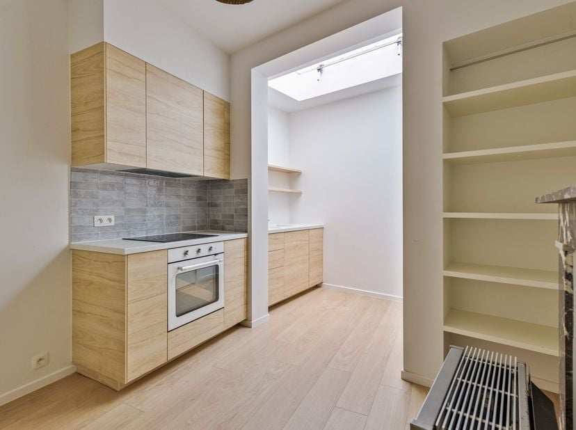 VEURNE: Charmant gerenoveerde en instapklare rijwoning pal in het historisch centrum van Veurne met alle nieuw comfort en 2 slaapkamers.&lt;br /&gt;
De woni