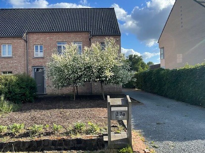 Prachtige half-open woning gelegen te Kasterlee - Tielen!&lt;br /&gt;
Bestaande uit:&lt;br /&gt;
- Ruime inkomhal&lt;br /&gt;
- Zeer grote woon- en eetkamer&lt;br /&gt;
- Mod