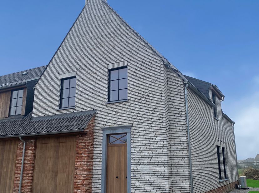 Prachtige volledig afgewerkte nieuwbouwwoning met vergezicht te koop in Schelderode, op slechts 15 minuten van het centrum van Gent. De woning is rust