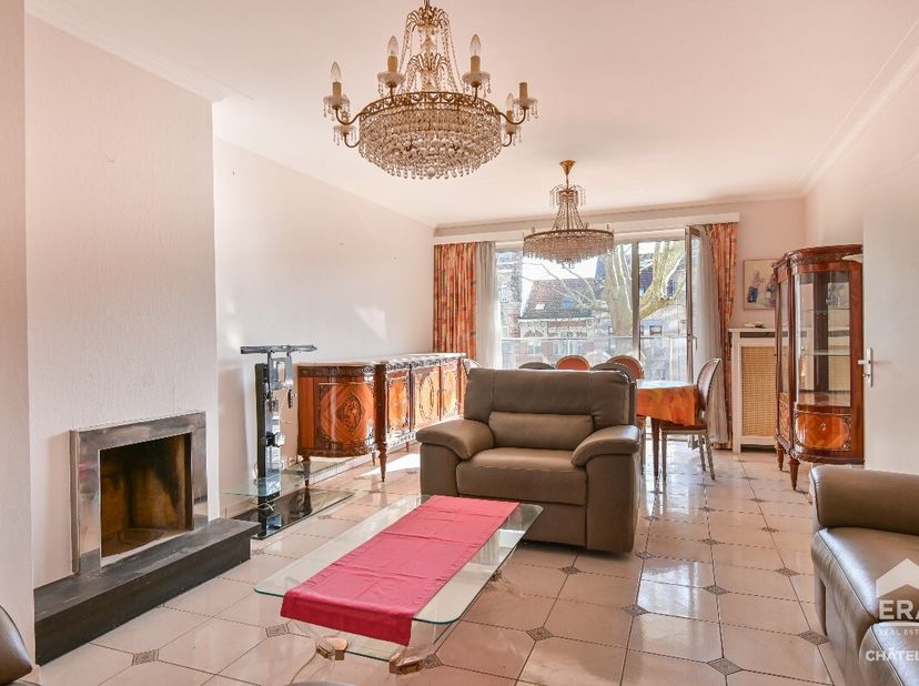 ERA CHATELAIN vous propose ce sublime appartement de 2 chambres, idéalement situé dans le quartier Josaphat sur la belle et verdurée Avenue Paul Desch