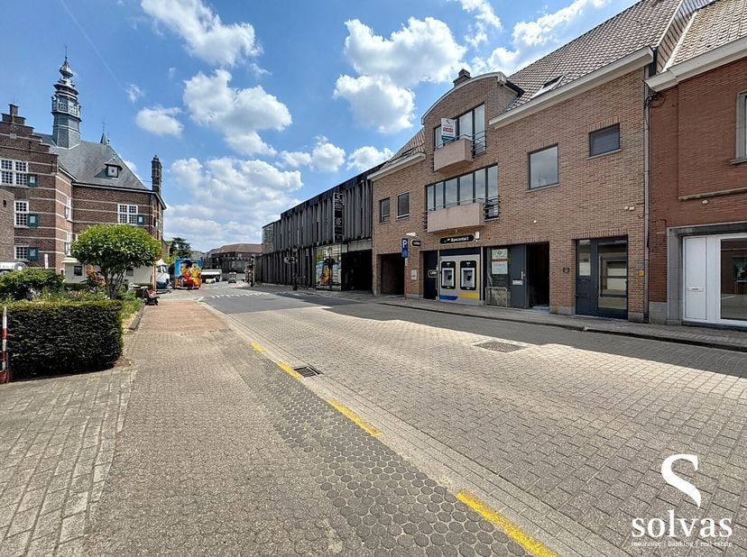 Op zoek naar een lichtrijk en volledig gerenoveerd appartement in het centrum van Zomergem? Dit instapklare pareltje combineert ruimte, comfort en ene