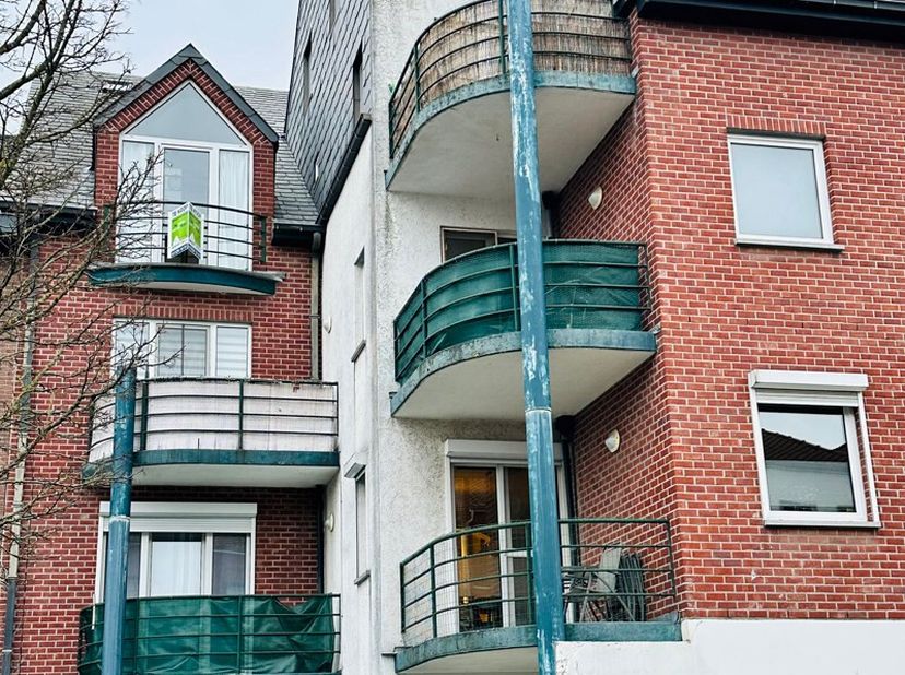 Dit gezellige duplex appartement op de 3de en 4de verdieping in de residentie Honfleur ligt op wandelafstand van het centrum van Genk.&lt;br /&gt;
Het besta