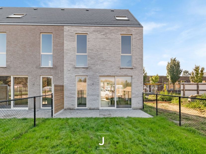Bruyelhof is een project van 13 woningen gelegen te Bavikhove. Bavikhove situeert zich in Zuid-West-Vlaanderen en is een deelgemeente van Harelbeke. H