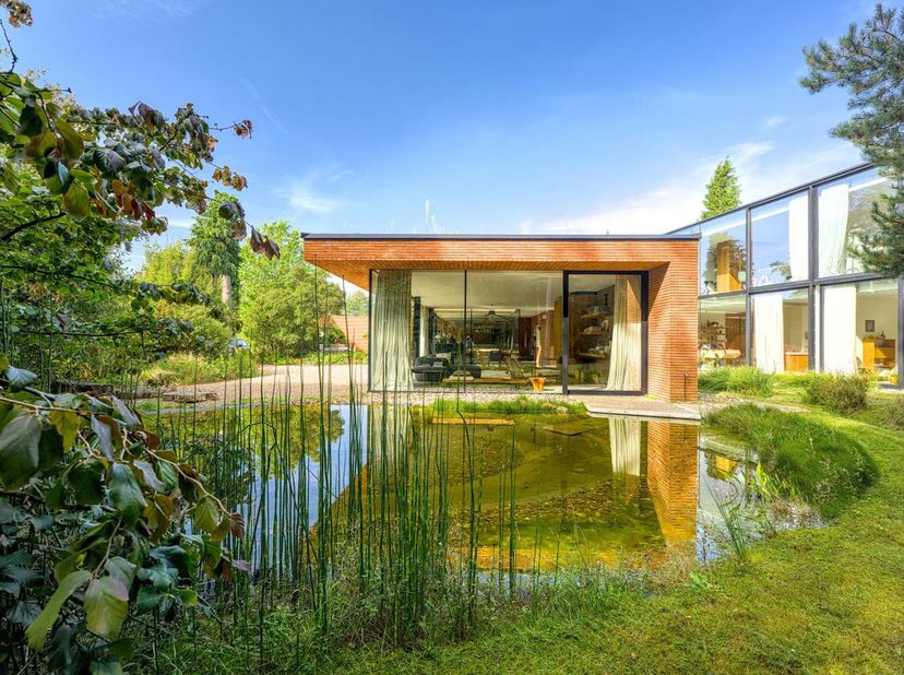 En en bordure dune zone verte, dans le  quartier du Prince dOrange,  cette  superbe villa contemporaineréalisée en  2017 par larchitecte Bruno Erpicum