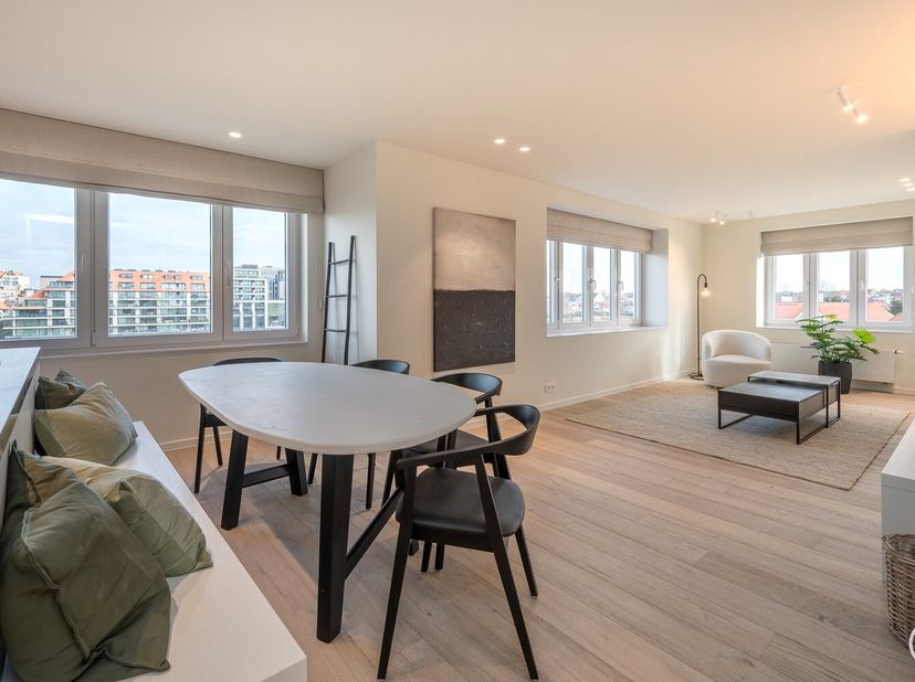 Prachtig gerenoveerd appartement op een topligging met frontaal meerzicht aan het zegemeer te Knokke.&lt;br /&gt;
Rustig gelegen volledig gerenoveerd appart