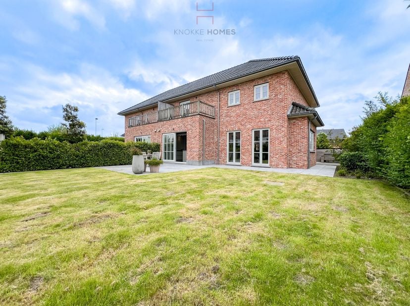 Cette belle villa mitoyenne située à Lissewege offre une combinaison de confort et d&#039;élégance. En entrant dans la maison, vous accédez à un hall d&#039;ent