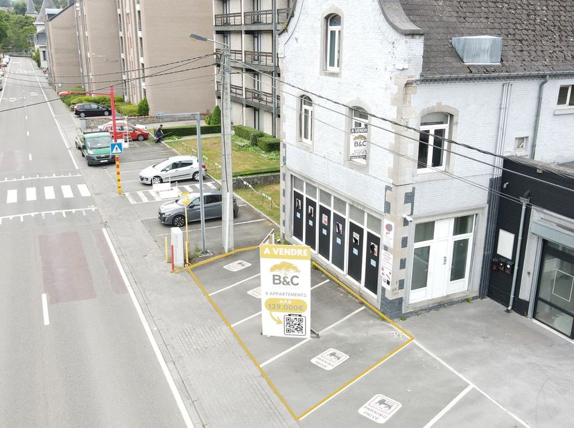 À vendre à Anseremme : 4 places de parking extérieures, facilement accessibles et idéalement situées à proximité de la gare et des accès routiers, au