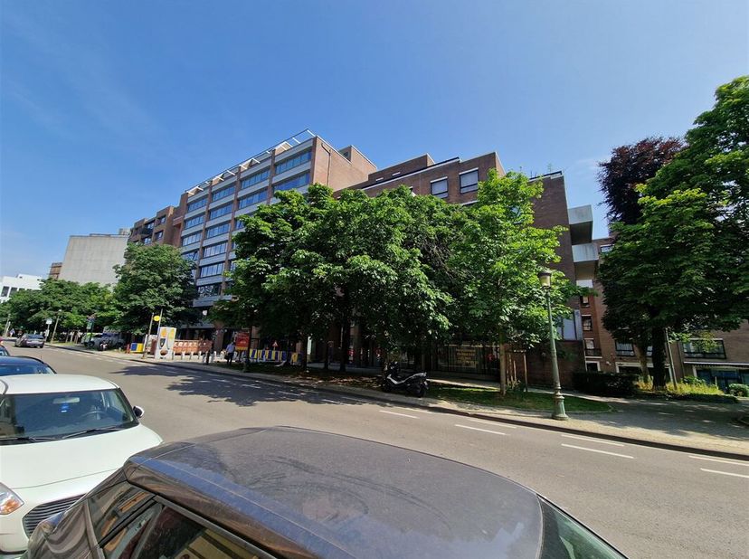 Wijk Trône. In een gebouw van 6 verdiepingen, prachtig appartement met 2 slaapkamers +/- 84m² met terras, parkeerplaats en kelder. Als volgt samengest