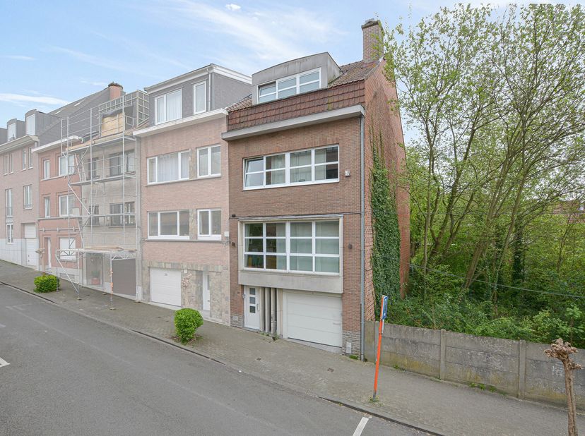 Maxime Real Estate vous présente une magnifique maison 2 façades.&lt;br /&gt;
Idéallement situé entre Tomberg et Georges Henri, à proximité toutes ces facil