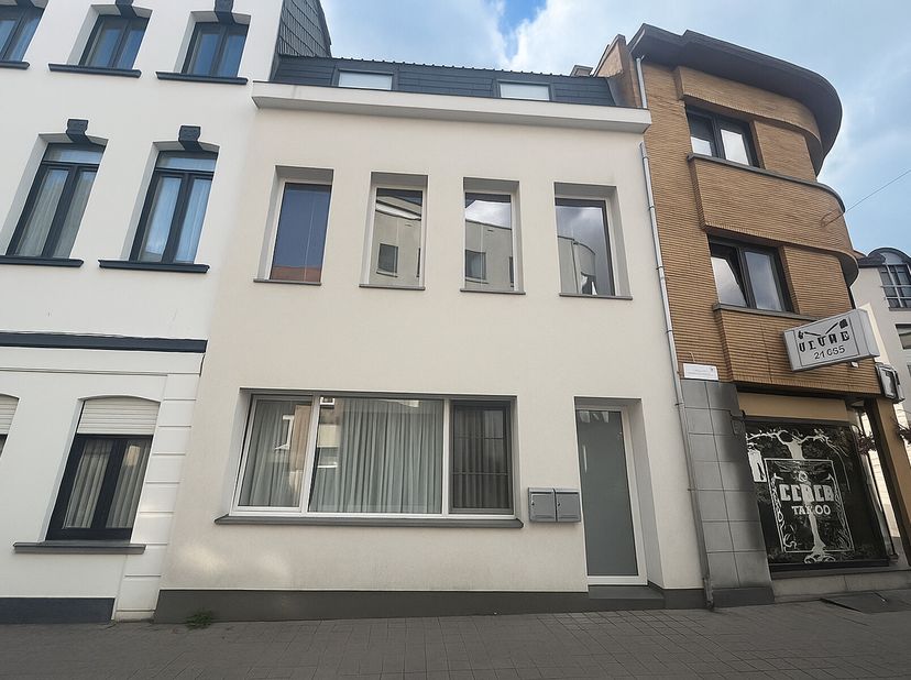 Bekijk het virtueel bezoek via www.living-stone.be en plan jouw bezoek in.&lt;br /&gt;
Dit appartement is centraal gelegen in Ninove, op wandelafstand van w