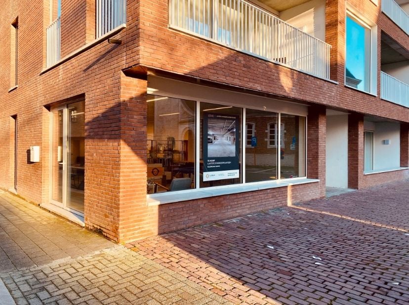 Nieuwbouw kantoorruimte te koop gelegen in het centrum van Rupelmonde.&lt;br /&gt;
Dit kantoor van 78 m² is zeer centraal gelegen direct aan de kerk met vee