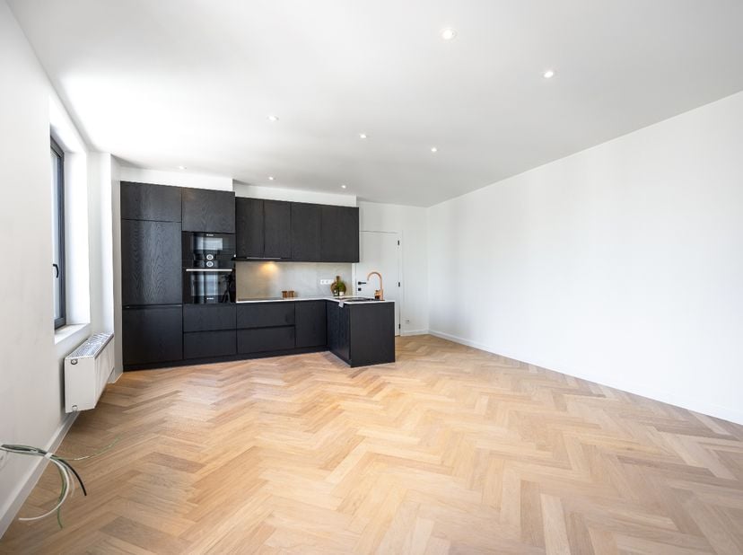 Cet appartement récemment rénové bénéficie d&#039;un excellent emplacement à proximité de la Grand Place et de la plage.&lt;br /&gt;
&lt;br /&gt;
L&#039;escalier vous mène