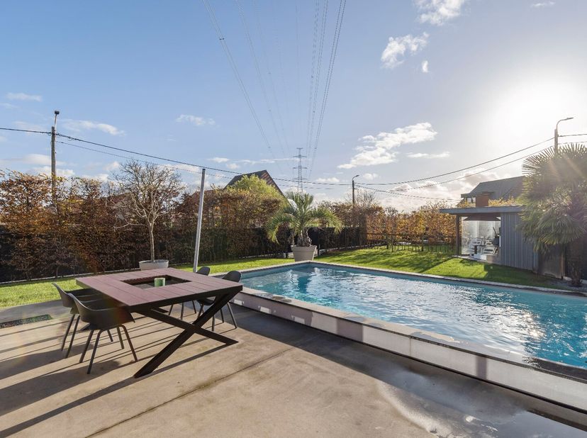 In het charmante Sint-Amands vind je deze moderne en strak ontworpen villa, waar eigentijds wonen hand in hand gaat met comfort en rust. Deze woning b