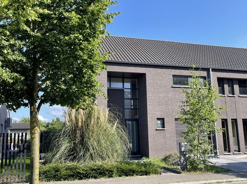 Situation&lt;br /&gt;
Situé au calme dans la Heerweg à Evergem. À quelques pas du Heermeerspark. Facilement accessible par les transports en commun et la R4