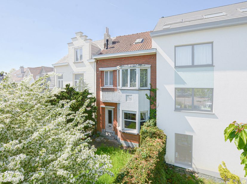 Maxime Real Estate stelt u deze charmante, 2-gevel woning met mooi potentieel na renovatie.&lt;br /&gt;
Uitstekende ligging op wandelafstand van het Dumonpl