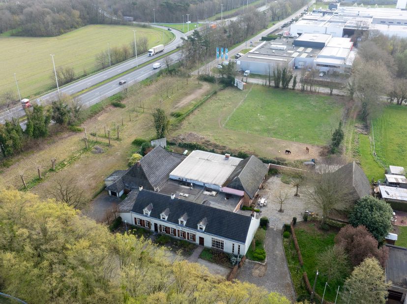 TE KOOP: Gelegen op een zicht locatie langs de E313 op een perceel van 12,5 Ha.&lt;br /&gt;
Landgoed bestaande uit verschillende gebouwen, vandaag heeft het