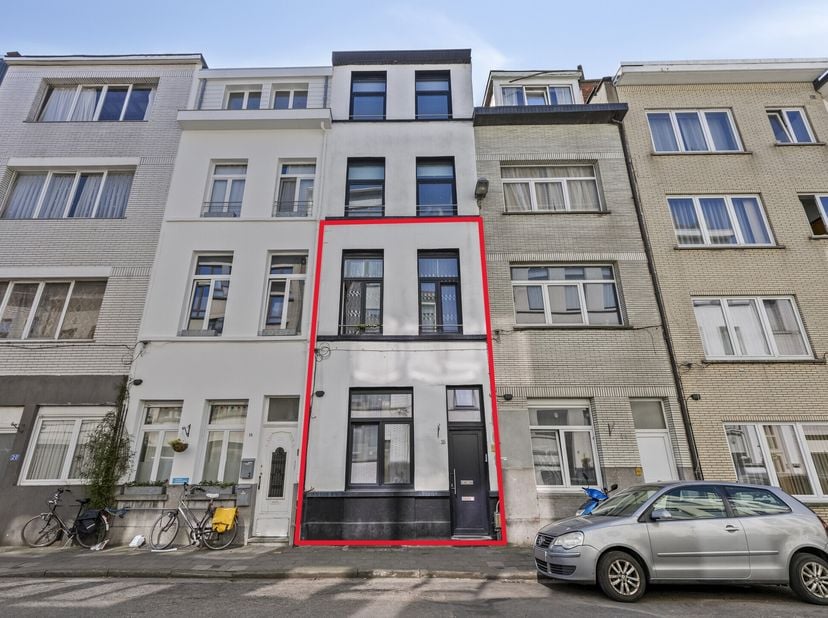 Cet appartement duplex de deux chambres avec terrasse orientée sud à vendre est situé au nord d&#039;Anvers.&lt;br /&gt;
La gare centrale et les autres principal