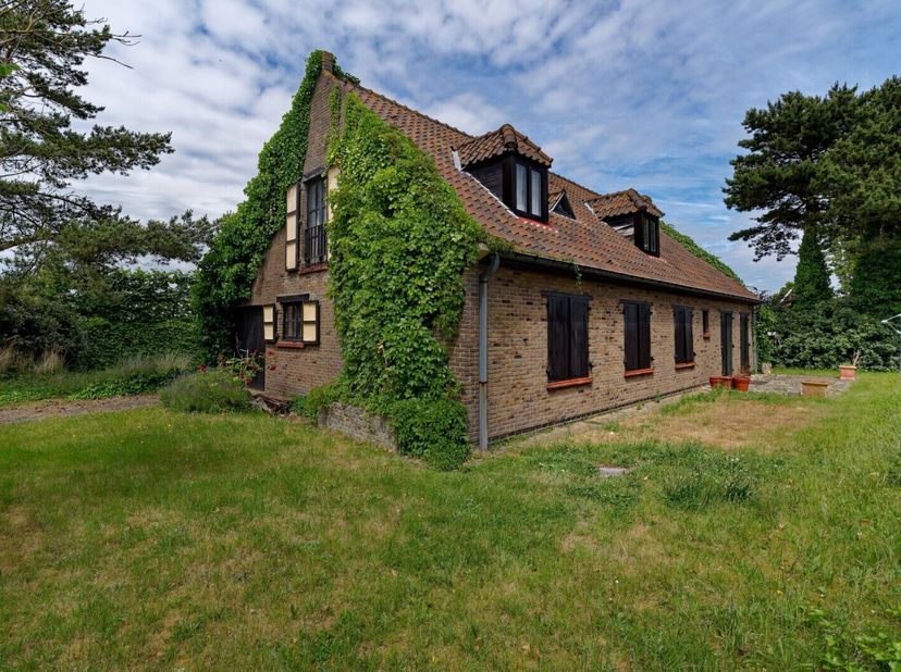 Grote villa met fenomenale living met open haard, drie gelijkvloerse slaapkamers en open keuken, mezzanine met twee reuze grote slaapkamers + garage!