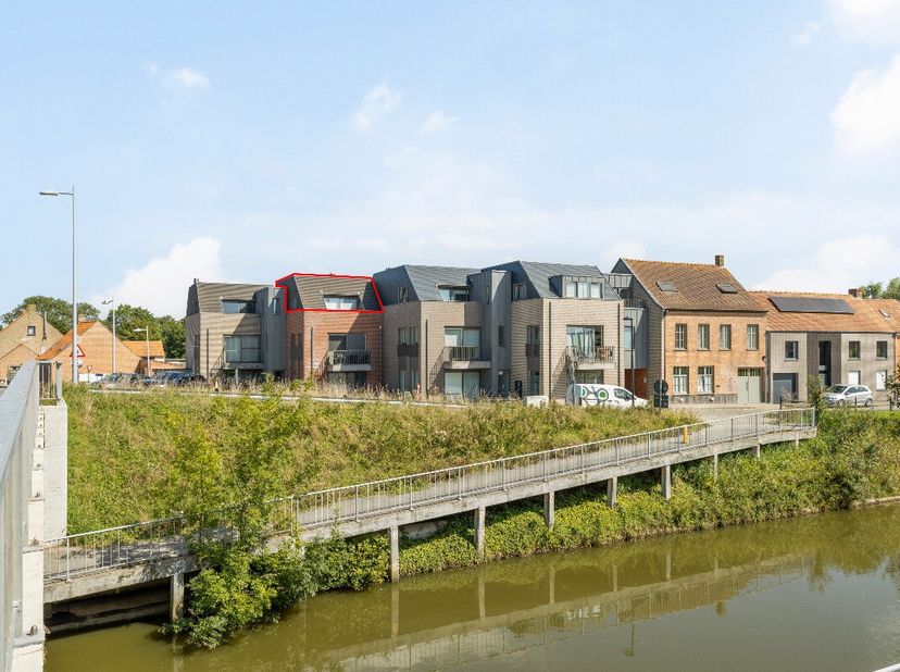 Dit appartement is gelegen op een idyllische ligging aan het water in Alveringem. Binnen de 10 minuten sta je met de auto in Veurne, de Fintele of in