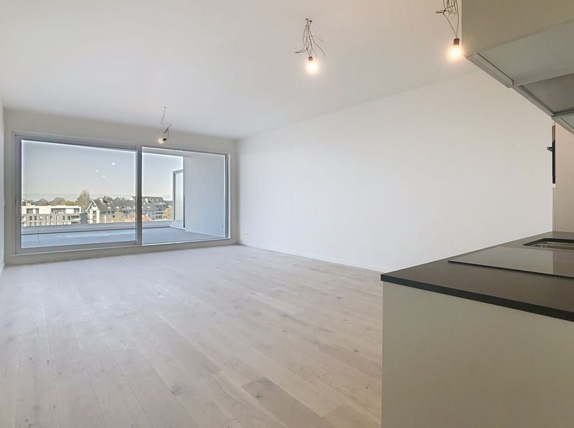 Le moyen le plus rapide pour visiter cet appartement? Demandez votre visite via le bouton rouge de notre site Web (www.dewaele.com) et vous serez cont