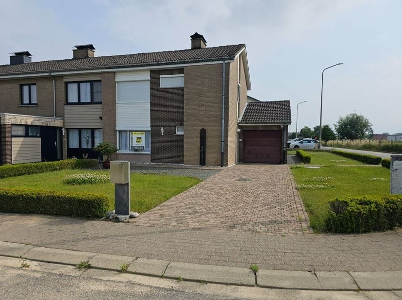 Deze driegevelwoning is gelegen in een rustige woonwijk (landelijke omgeving) op wandelafstand van de dorpskern.&lt;br /&gt;
&lt;br /&gt;
De woning is praktisch i