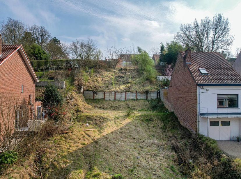 Gelegen in de gegeerde wijk Maubroux in Genval, biedt dit bouwperceel een uitzonderlijke kans om uw vastgoedproject te realiseren. In een groene omgev
