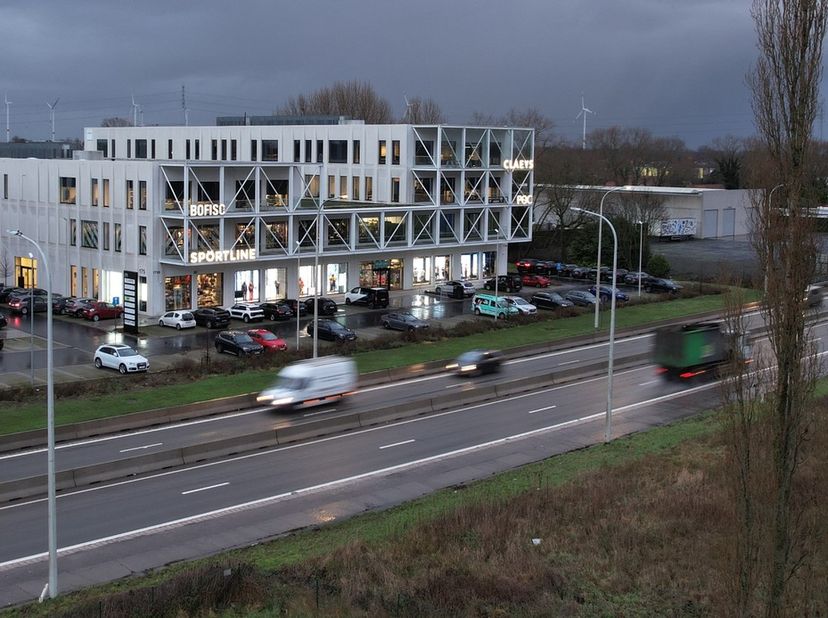 Op de site R-PLAZA te Roeselare bevindt zich dit ruim kantoor, centraal gelegen nabij het nieuw ziekenhuis AZ Delta en het op- en afrittencomplex van