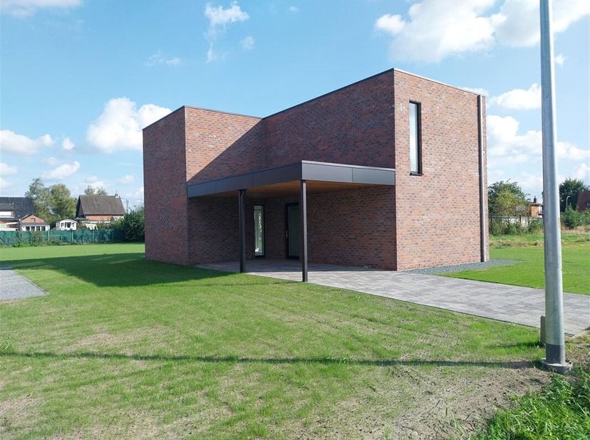 Dit modern nieuwbouwproject van 4 woningen wordt gerealiseerd aan de Leliestraat, een rustige doodlopende zijstraat van de Breden Els, nabij het centr