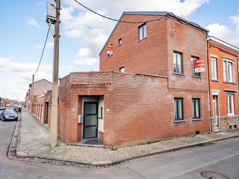 Gelegen nabij het centrum van Herstal, ruime gerenoveerde woning met 3 slaapkamers, binnenplaats en parkeerplaats.  Op het gelijkvloers omvat de wonin
