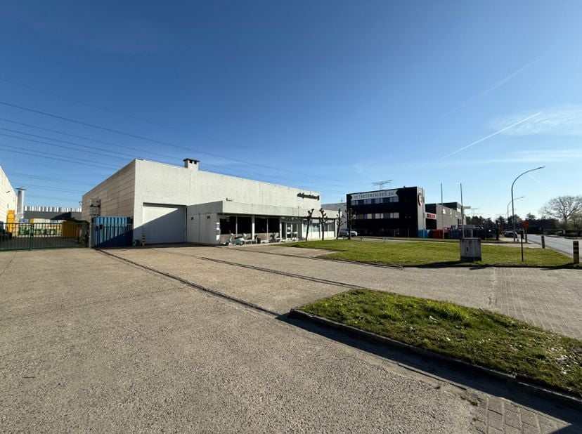 *** COMPROMIS IN OPMAAK *** - In het hart van de industriezone TTS in Temse bevindt zich dit goed uitgeruste bedrijfsgebouw op een perceel van circa 3